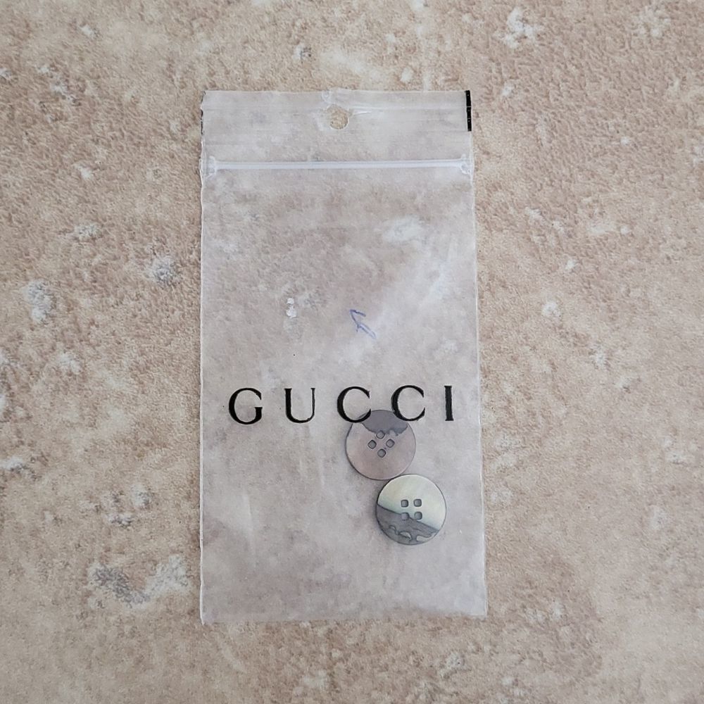 Gucci Set Of 2 Bronze Iridescent Buttons Engraved With 'GUCCI' - Picture 3 of 4